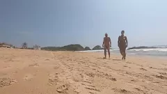 Abspielen Paar, das den Nudist Dream am öffentlichen Strand lebt