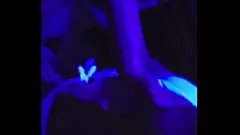 Abspielen Heißer und dampfendes Blacklight Blowjob