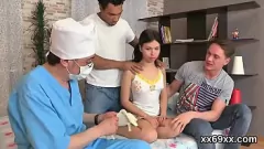 Reproduzir Médico examina o hímen da Virgin adolescente antes do sexo pela primeira vez