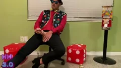 Reproduzir O trabalhador do cassino não consegue resistir a uma punheta rápida: o Big Dick Bukkake Break de Harold Harold