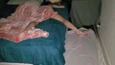 Le mette il cazzo nella figa mentre dorme e la lascia andare