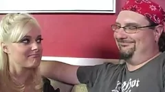 Redare Deliciile interrasiale: cocoșul negru cucerește păsărică blondă MILF într -o întâlnire explicită